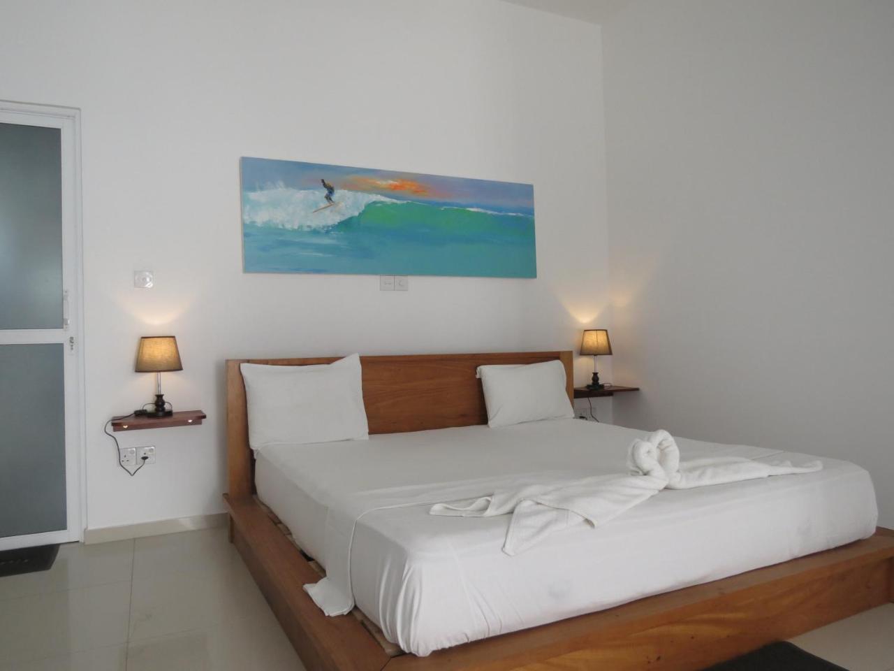 Mountain Wave Hotel And Surfshop Hikkaduwa Esterno foto
